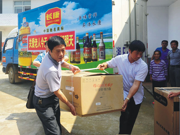 公司把一批價(jià)值兩萬余元的空調(diào)、電視、熱水器等物資捐贈(zèng)給敬老院的老人們